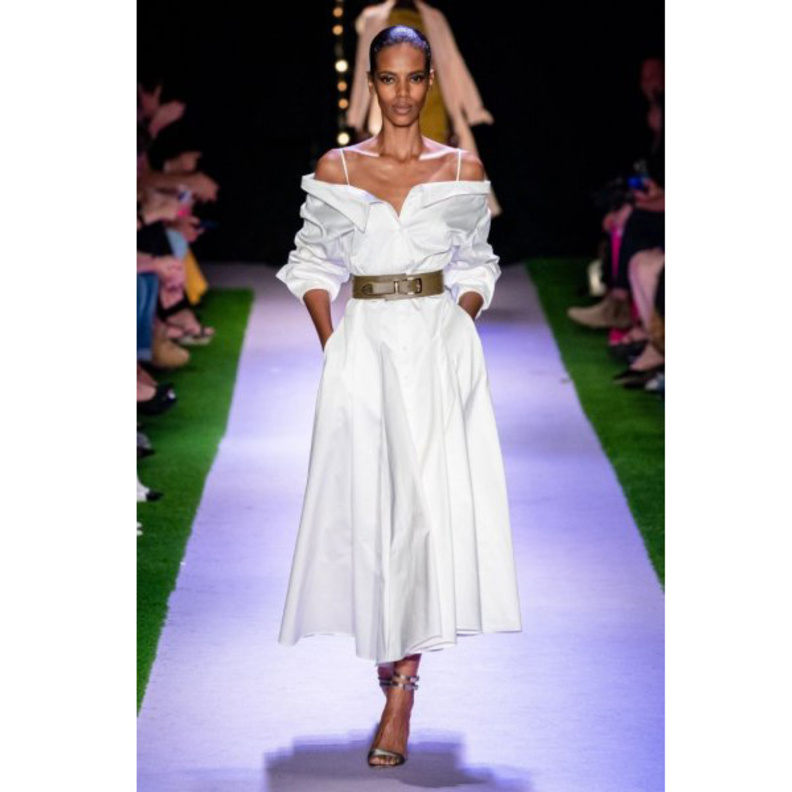 استوحي اطلالاتك بفساتين اللون الأبيض الكاجوال من عروض الأزياء العالمية