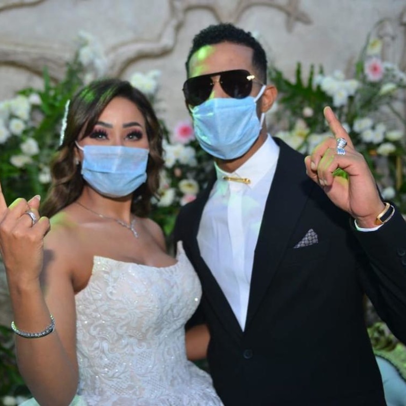 محمد رمضان و شقيقته ايمان اثناء حفل الزفاف