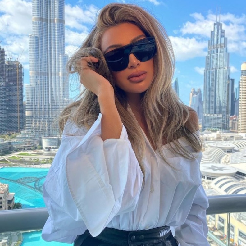 نسقت مايا دياب قميص أبيض مع بنطلون خصر عال من الجلد الأسود