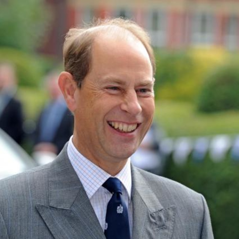 لماذا يحمل الأمير إدوارد لقب إيرل وليس دوق كأشقائه؟