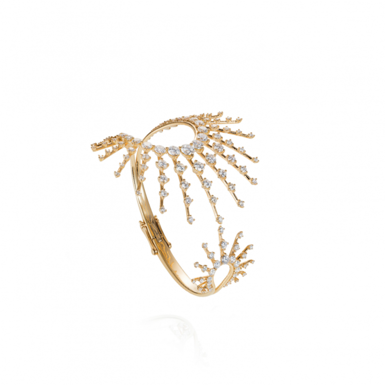 عقد من بياجيه