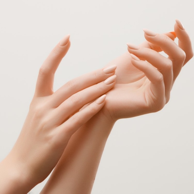 العسل لترطيب الأظافر وتطويلها