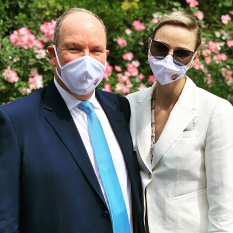  أميرة موناكو ترتدي القناع بأسلوب ملكي وعصري