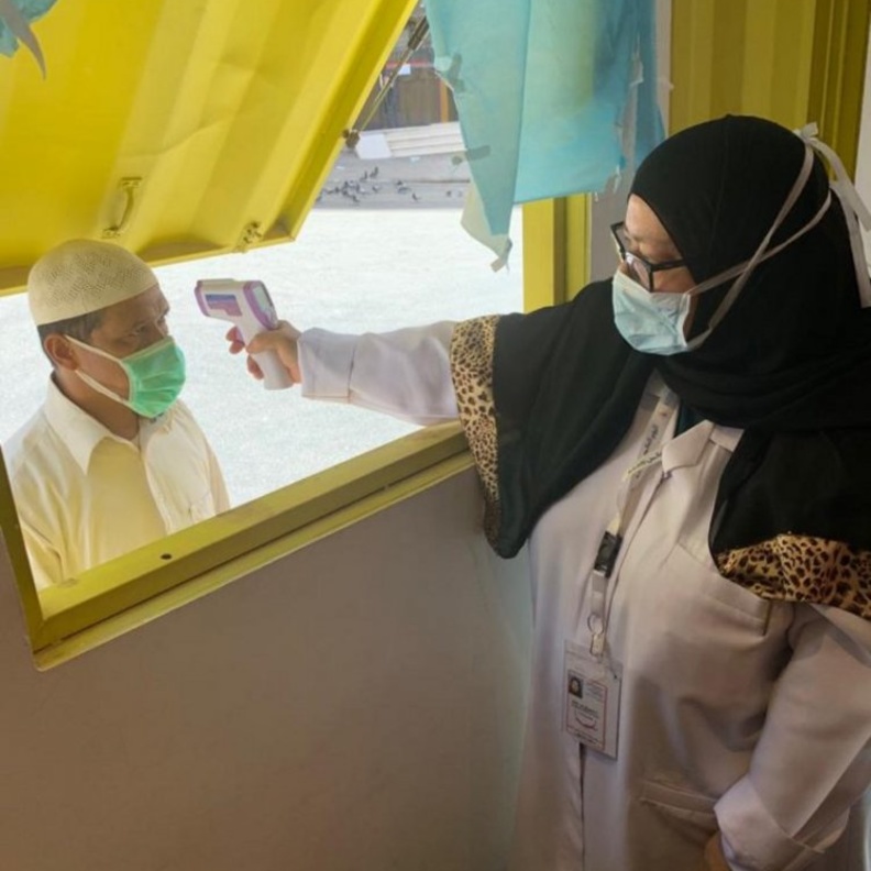 الدكتورة سميحة سنان أكبر متطوعة بمكة تواجه كورونا