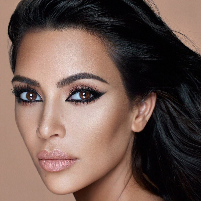 اجمل الوان احمر شفاه نيود وزهري للبشرة السمراء من وحي كيم كرداشيان