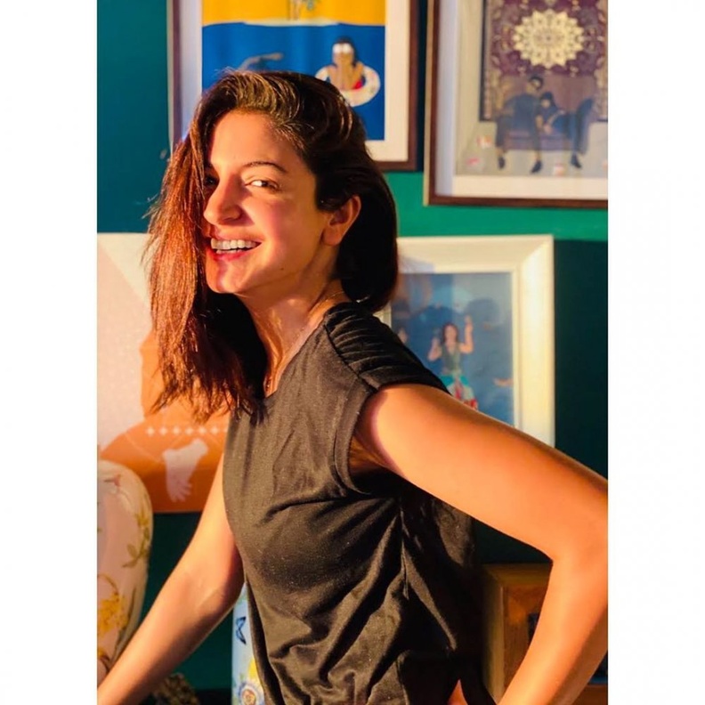 تعليق ساخر من أنوشكا شارما على صورها في العزل المنزلي