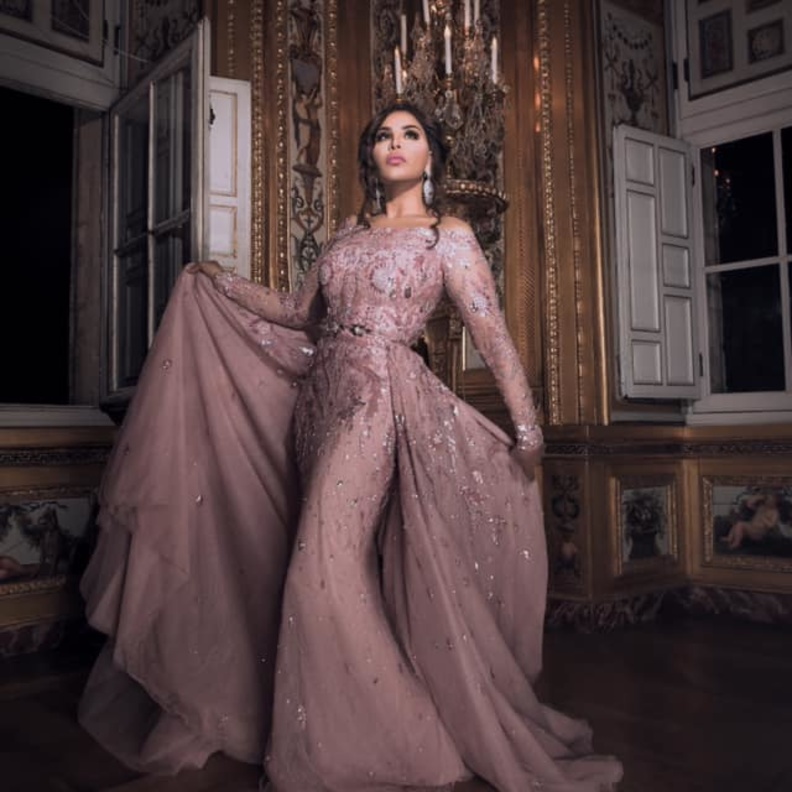 أطلت بفستان أنيق باللون الزهري الباستيل من تصميم زهير مراد