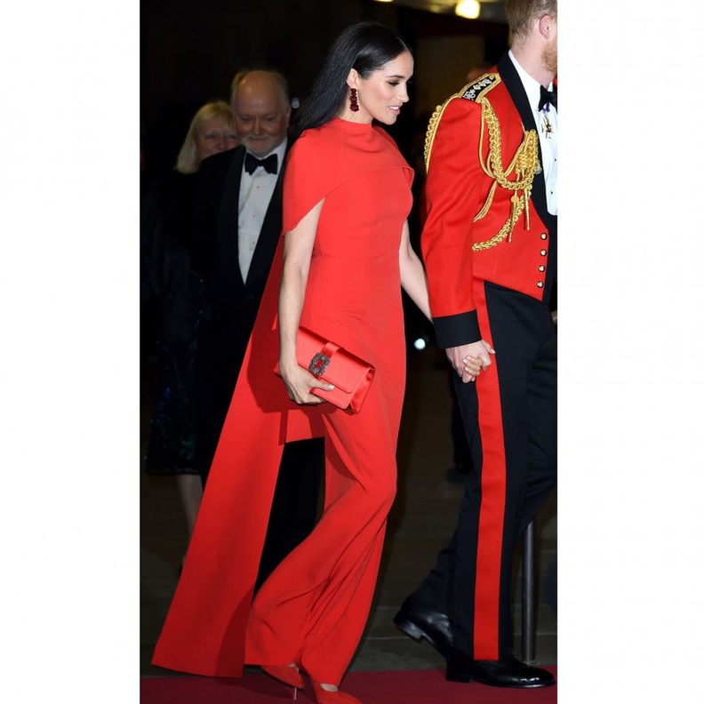  ميغان ماركل ساحرة بفستان من دار Safiyaa مع الكاب الطويل