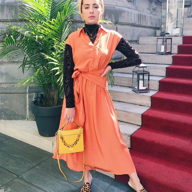 اطلالات صيفية للمحجبات باللون المرجاني على طريقة الفاشينيستا آسيا