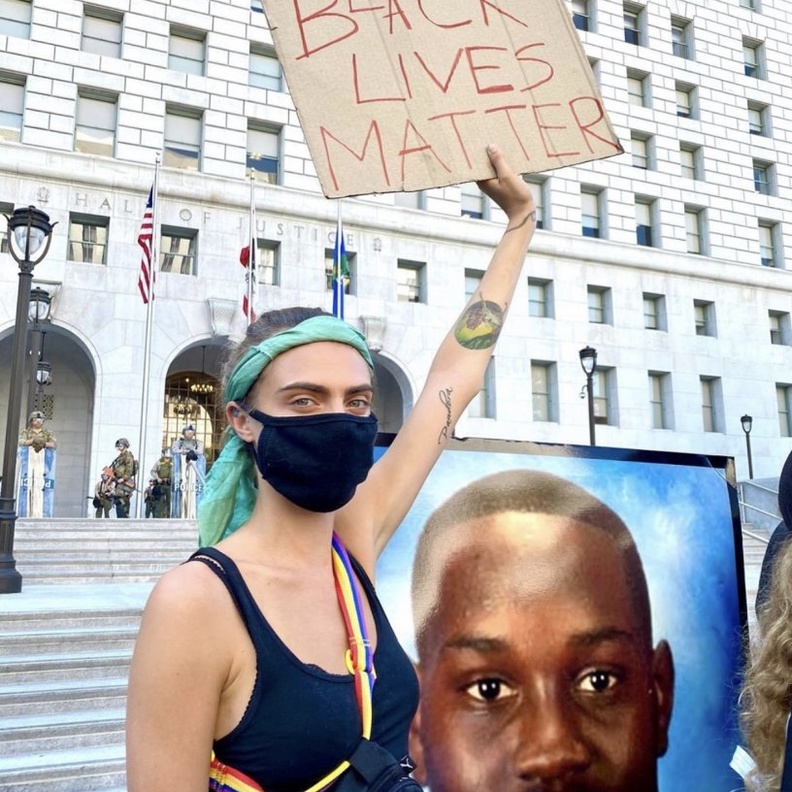 قرر بعض المشاهير المشاركة بأنفسهم في المظاهرات ضد العنصرية مثل كارا ديليفين‎