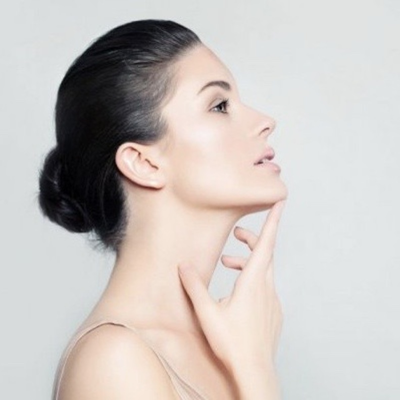 تعمل حقن البوتوكس على المساعدة في شد مظهر عضلات الرقبة