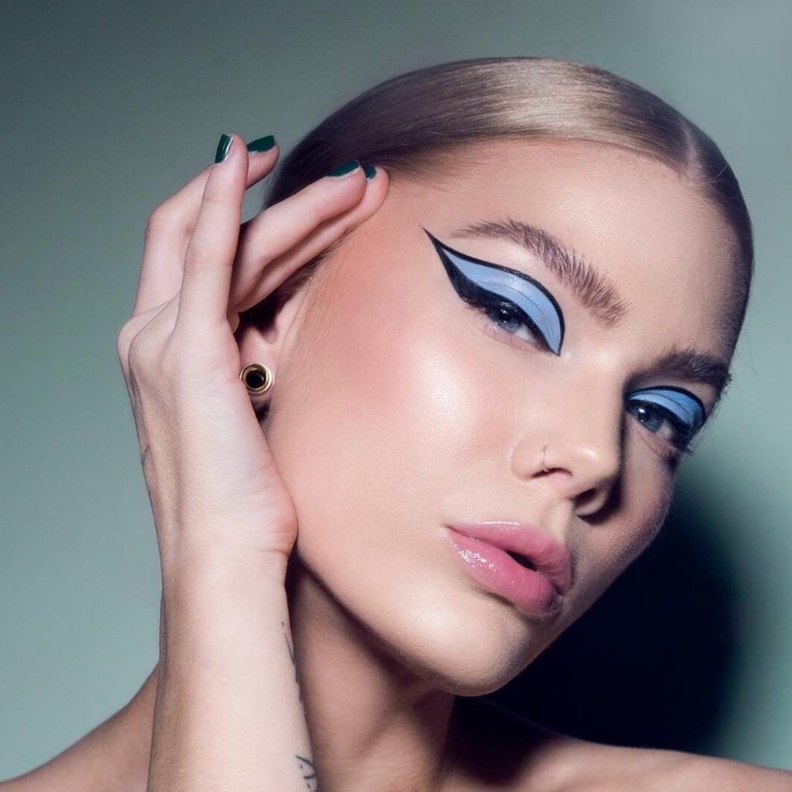 مكياج عيون صيفي بالكحل الملون موضة