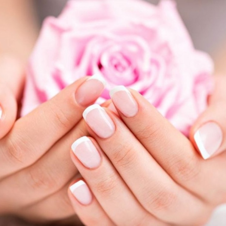 المواد الكيميائية المستخدمة في لصق الأظافر الاصطناعية قد تضر بالأظافر وتسبب الحساسية