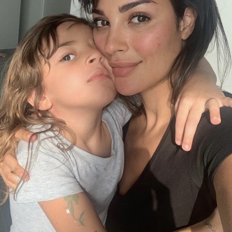 صورة جديدة مليئة بالحب تجمع بين نادين نسيب نجيم وابنتها هافن