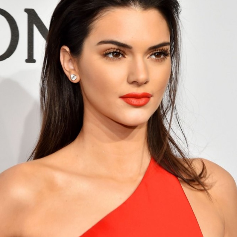  الوان احمر شفاه مرجاني موضة صيف 2020 بأسلوب Kendall jenner