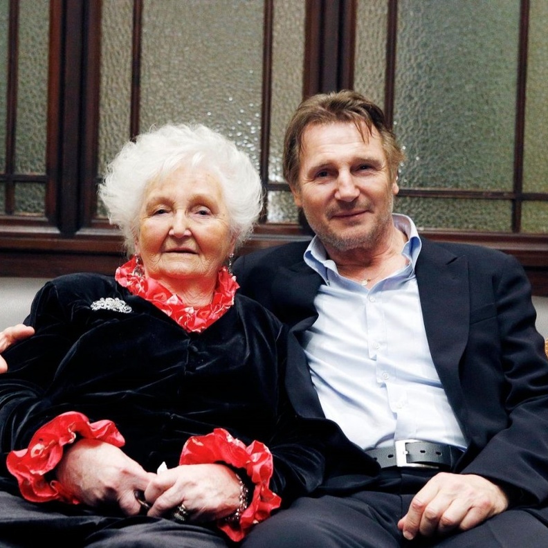 ليام نيسون وأمه