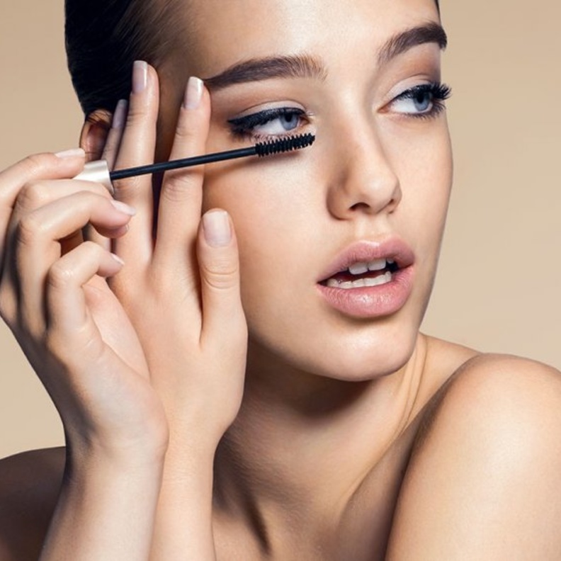 كيفية تطويل الرموش وتكثيفها بسرعة في ثلاث أيام