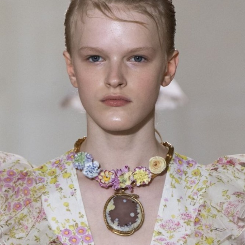 موديلات اكسسوارات القلادات الكبيره والموردة من Giambattista Valli