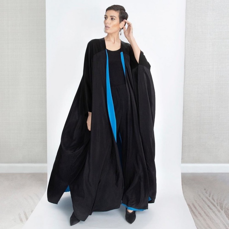 عباية مينيمالية تحاكي موضة color block من Ghudfah