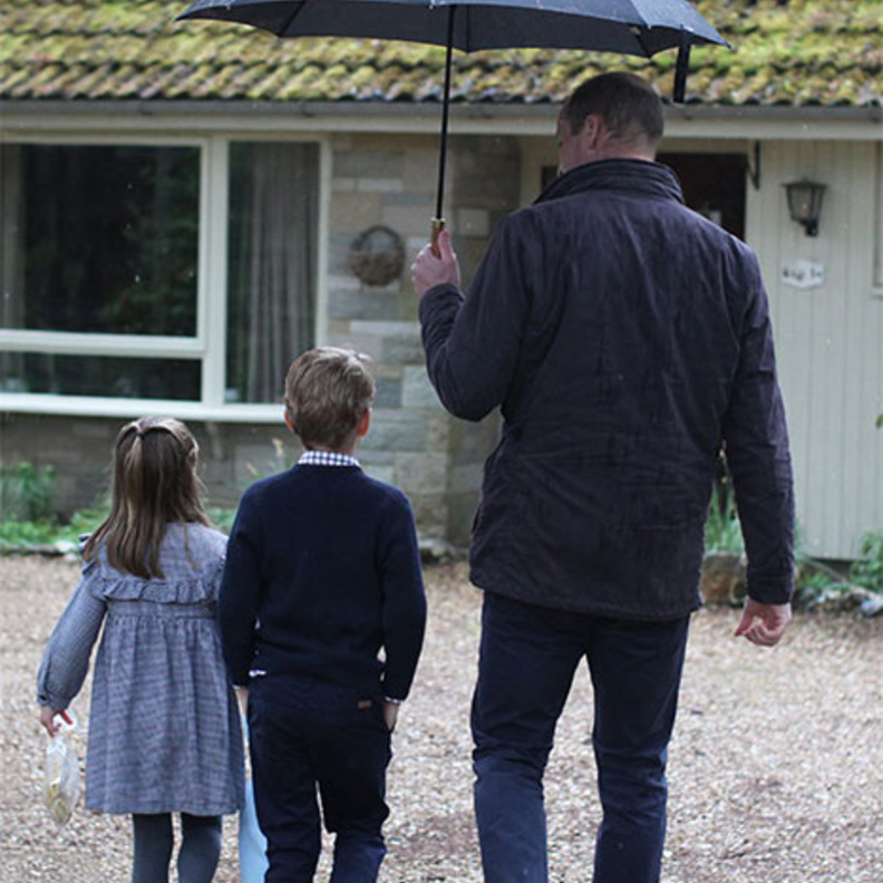 الأمير وليام وطفليه يوزعون حقائب طعام على المتضررين