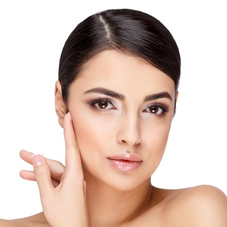 العناية بالبشرة على مدار العام محور جمالها مدى الحياة