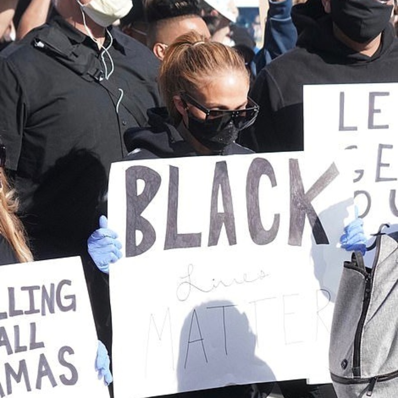 إعتمدت لوبيز تسريحة ذيل الحصان