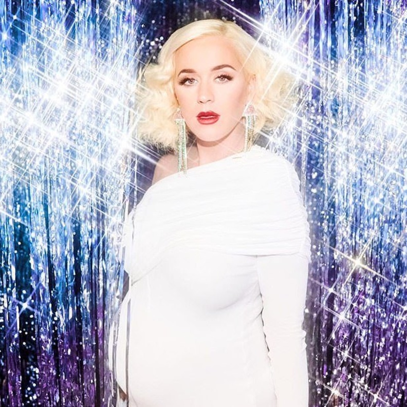 أكملت كايتي اللوك بأقراط لافتة مرصّعة بالكريستالات من مجموعة Zarqua