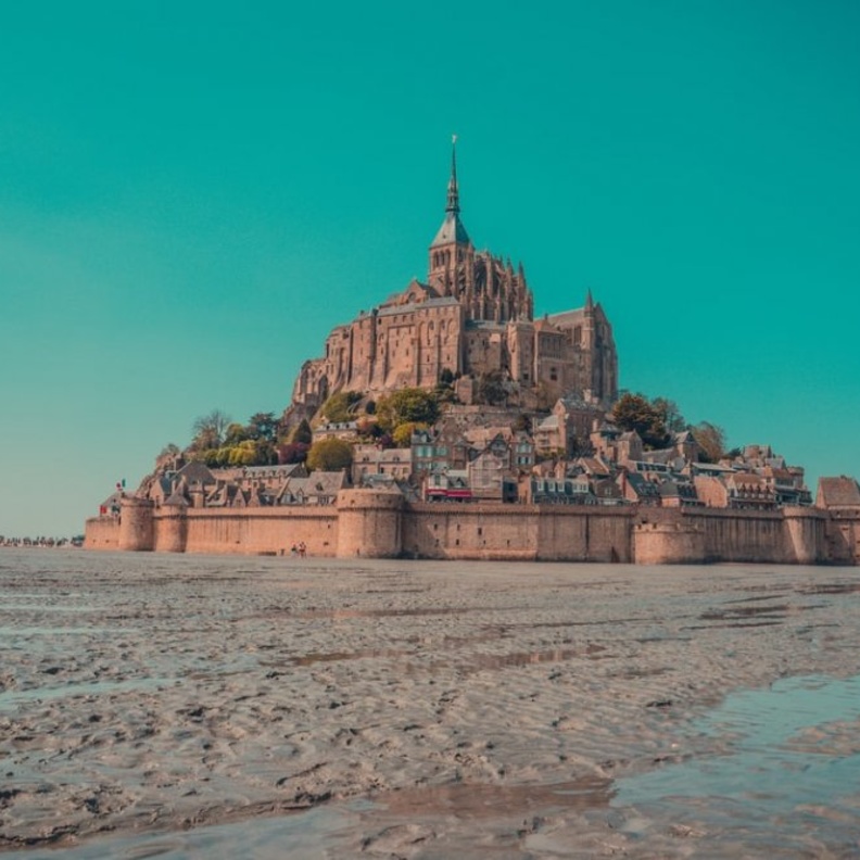 قلعة مونت سانت ميشيل Mont-Saint-Michel، فرنسا بواسطة Bharat Patil.