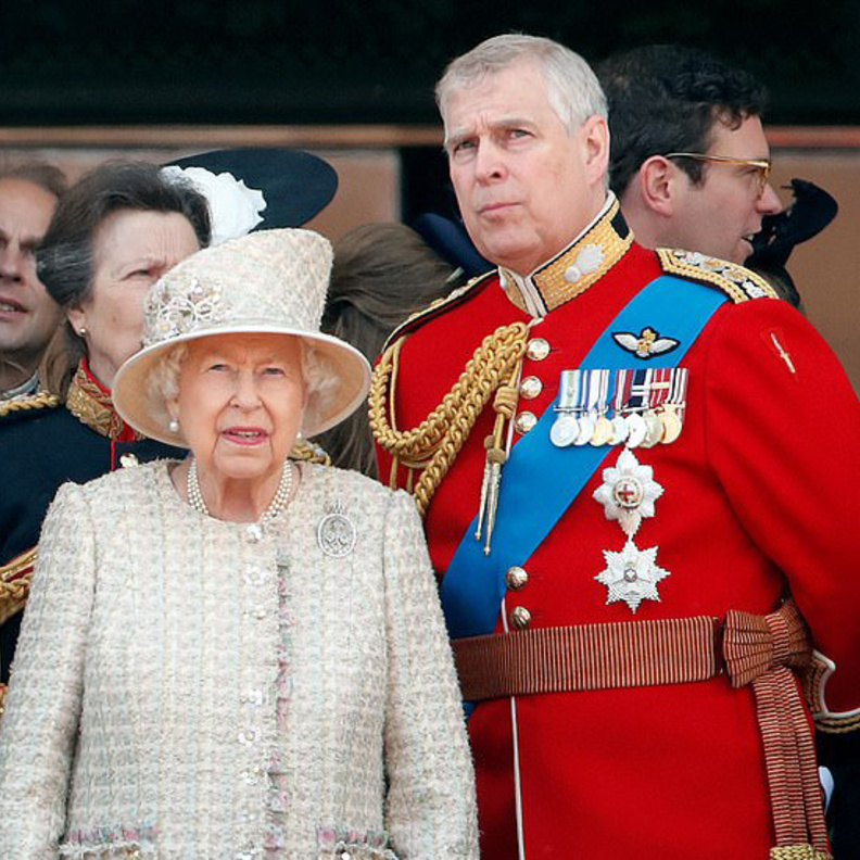 الأمير أندرو يحتفظ بحراسته الرسمية رغم انسحابه من العمل الرسمي بعد تدخل الملكة