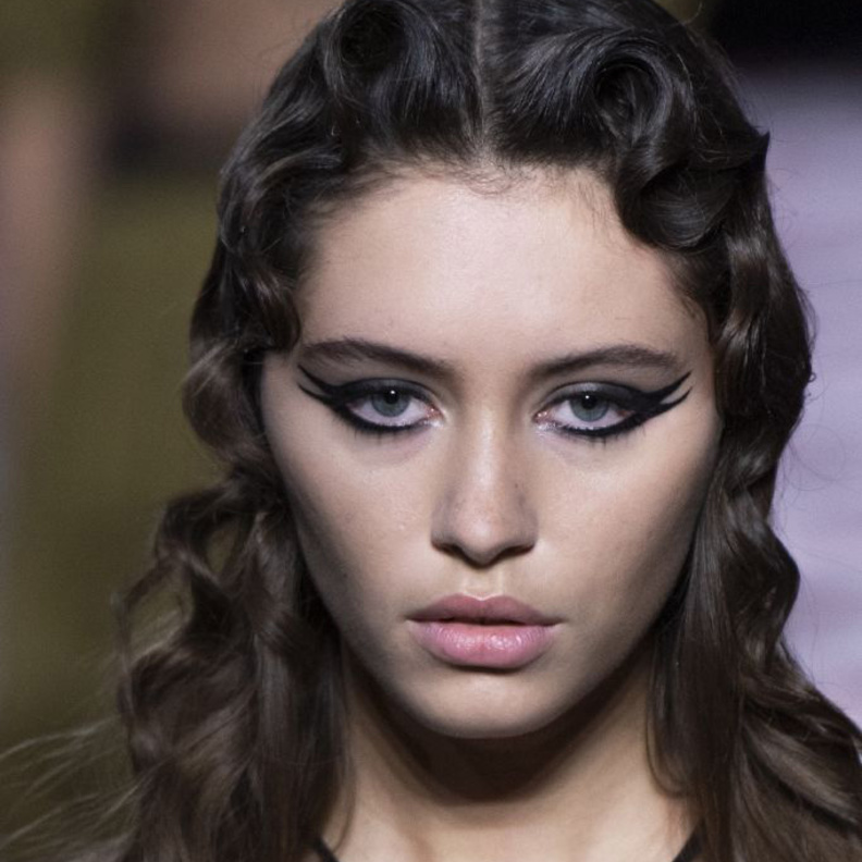 طريقة رسم ايلاينر غرافيكي للعيون اللوزية من Miu Miu