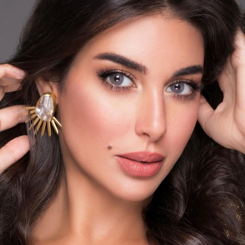 ياسمين صبري اختارت مكياج ناعم مع فستانها الازرق