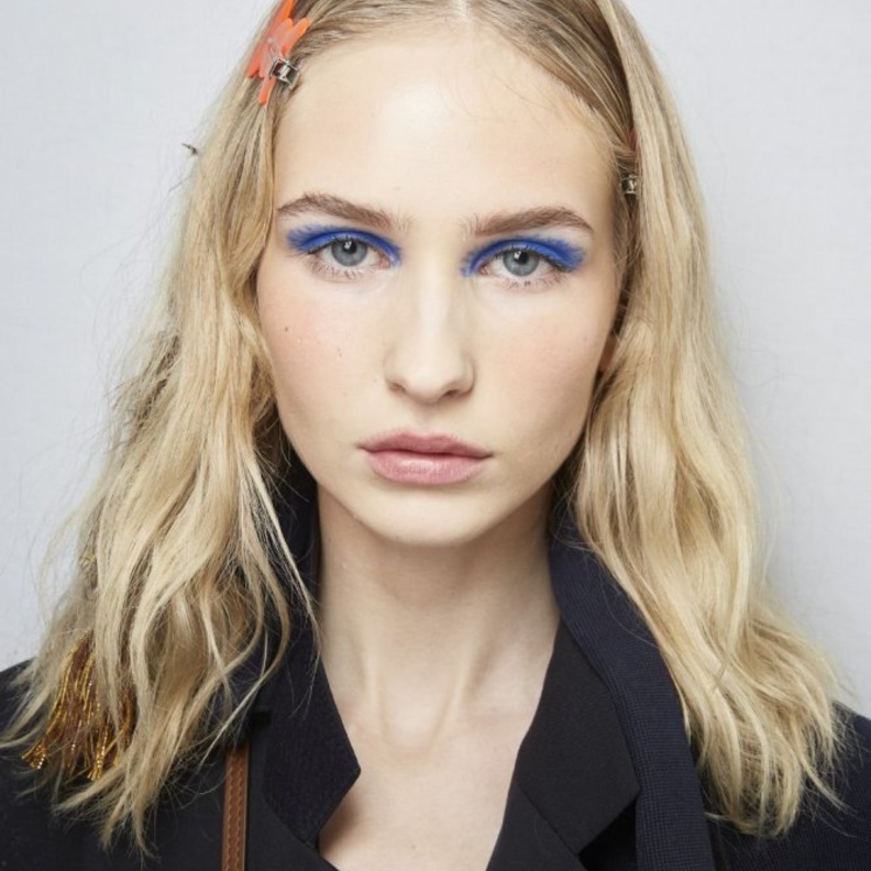 رسمات مكياج مع الالوان الصارخة والزرقاء أجدد صيحات صيف 2020 من Tadashi Shoji