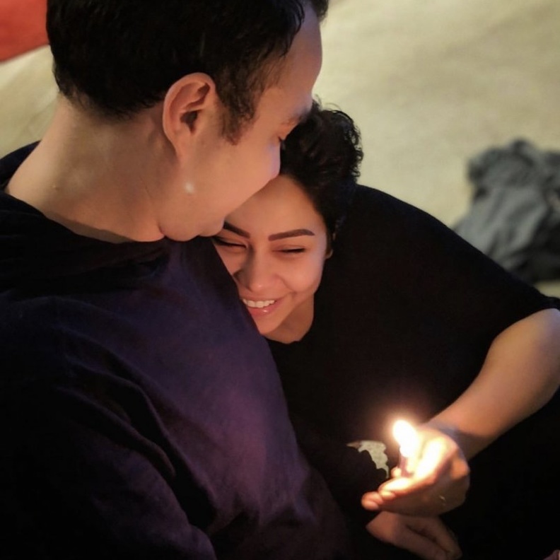 صورة عفوية نشرتها شيرين برفقة زوجها لتنفي إشاعات خلافهما