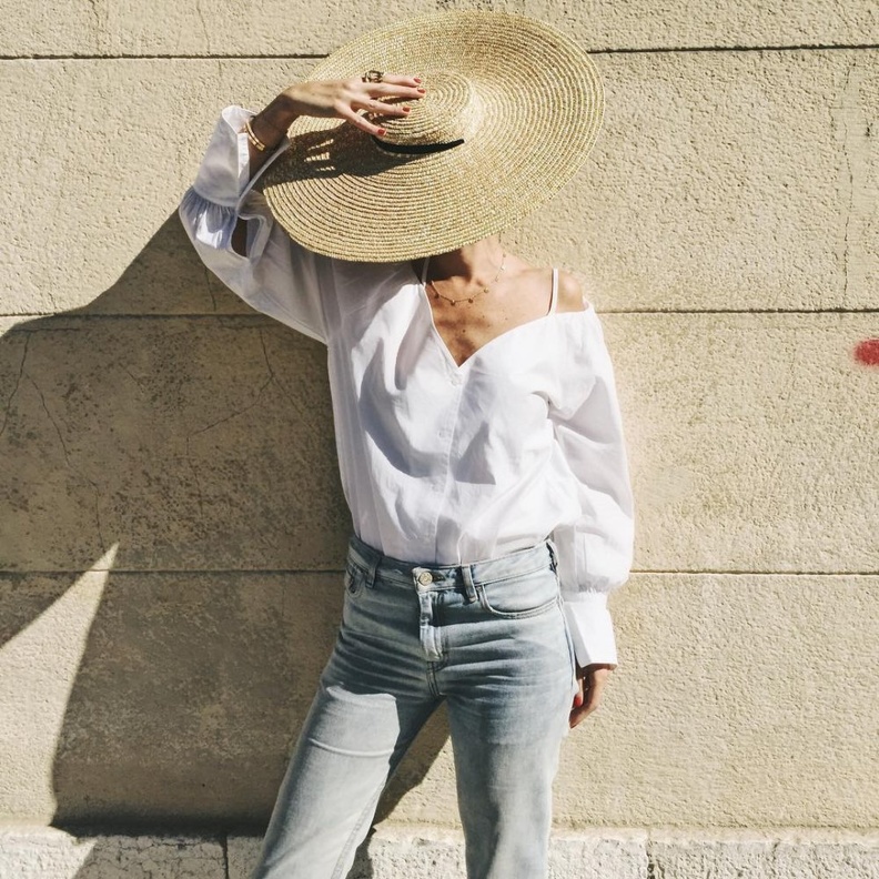  القميص الأبيض مع الجينز الأزرق ولمسة ملفتة بقبعة القش بالقصة الكبيرة