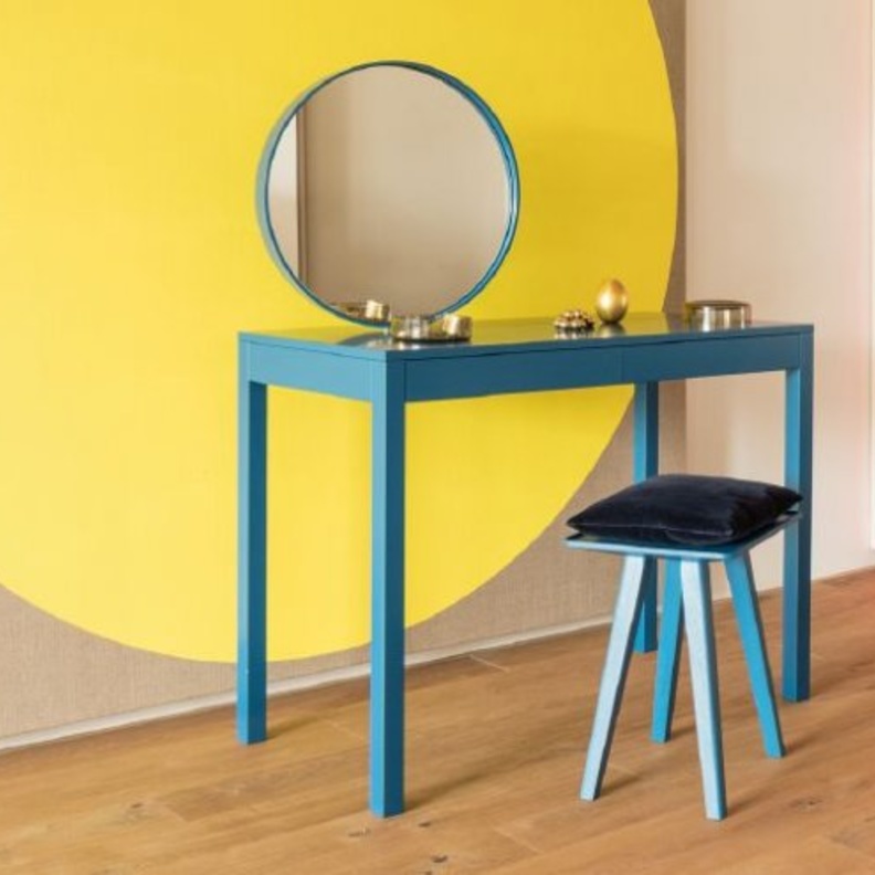 الألوان الجذابة في تصميم طاولة مكياج عصرية