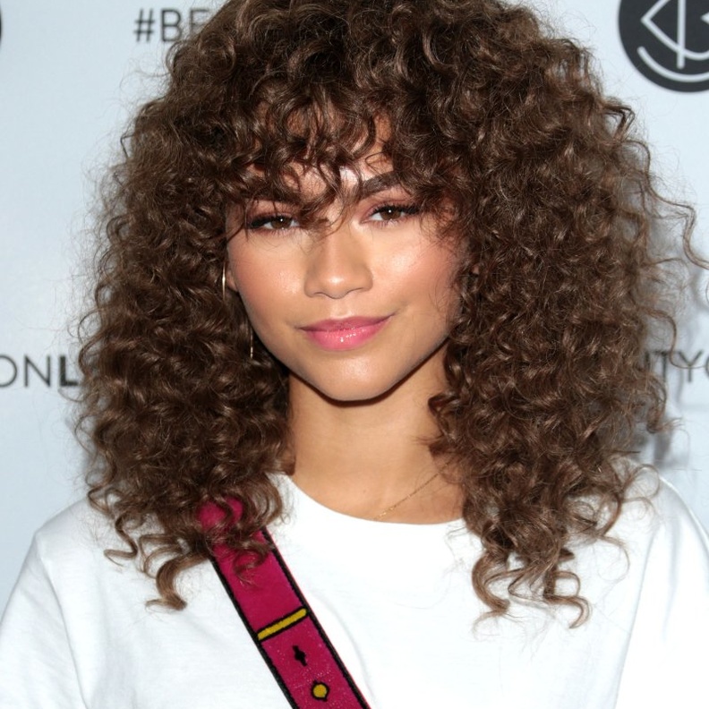  تسريحات شعر مع الغرة الكيرلي الطويلة من وحي اطلالات Zendaya