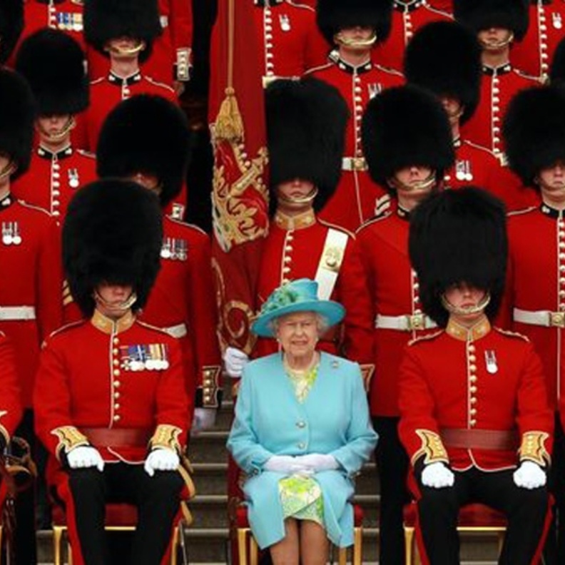 ما هي قصة قبعات الفرو الطويلة التي يرتديها الحرس الملكي البريطاني؟