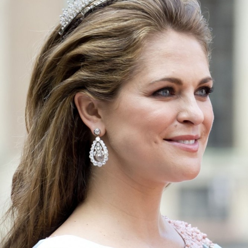 تسريحة شعر منسدلة مسحوبة للخلف بأسلوب أميرة السويد مادلين