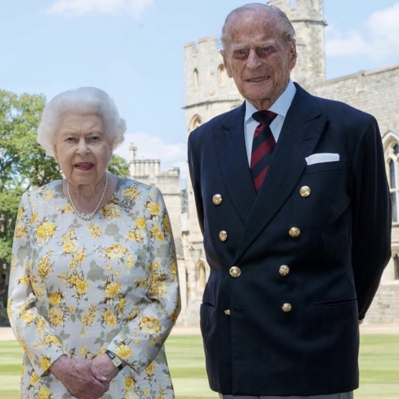 لقطة لطيفة تجمع الملكة اليزابيث بزوجها الأمير فيليب في عيد ميلاده الـ99