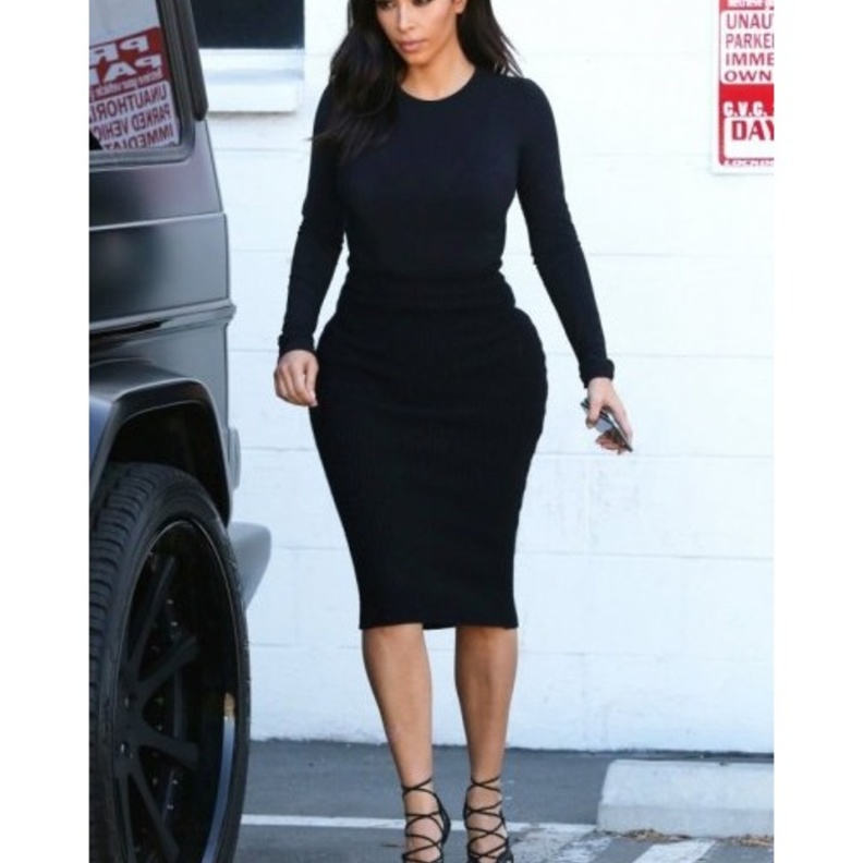 اختارت كيم كارداشيان فستان أسود بقصة الاوف شولدرز