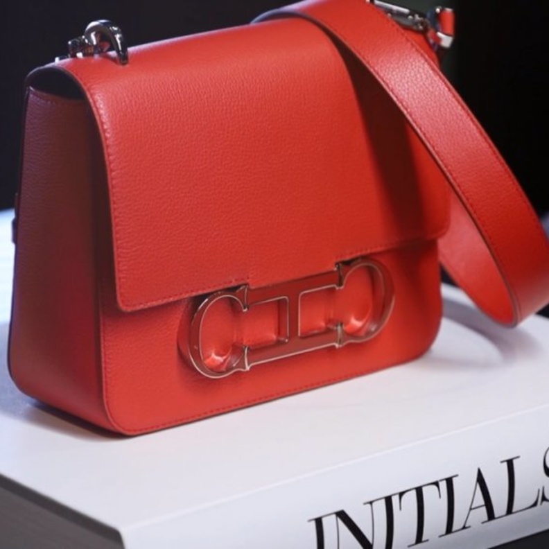 حقيقة Initials Insignia