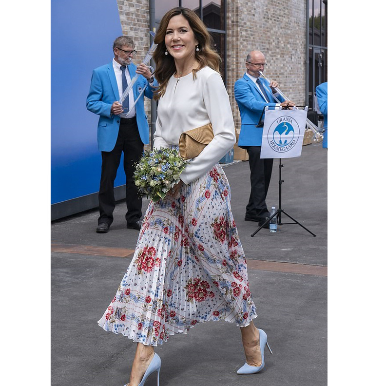 صور اطلالات الاميرة ماري ملكة الدنمارك الانيقة وكيف بدت بعد الحجر المنزلي