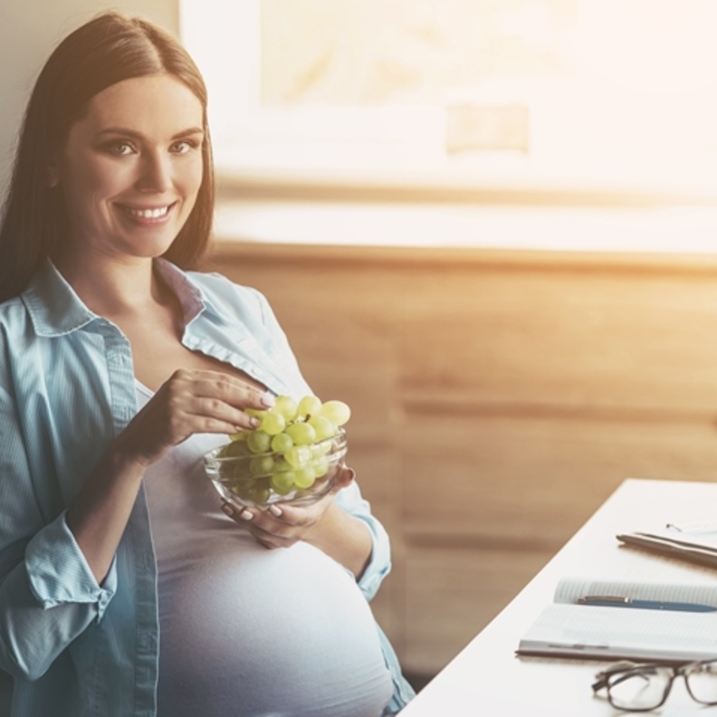 فوائد العنب للحامل في الأشهر الأولى