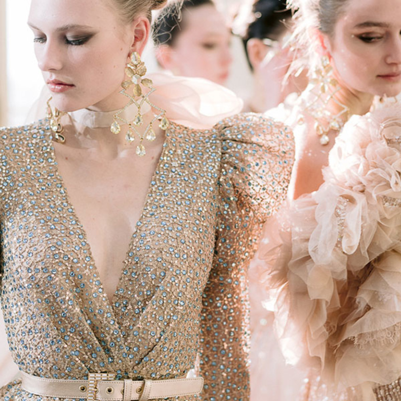  فساتين ايلي صعب بالذهبي