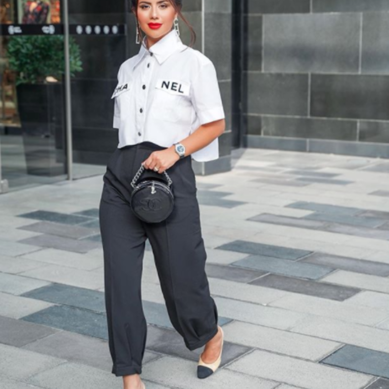  ديما الأسدي في لوك أنيق في بنطلون قماشي أسود