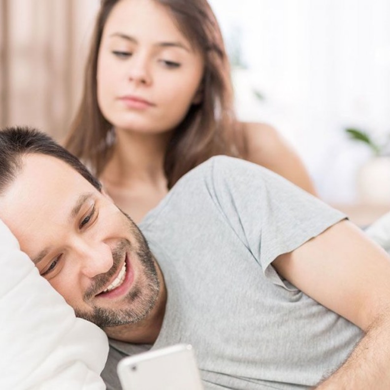 علامات الزوج الذي يخون زوجته