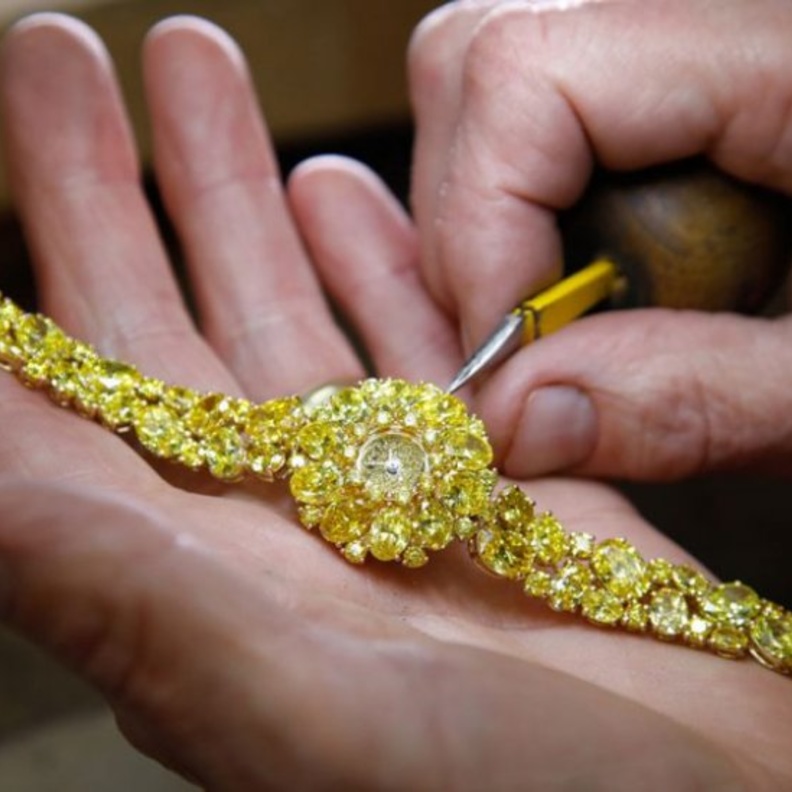 تعرفي على تاريخ الساعات النسائية السرية