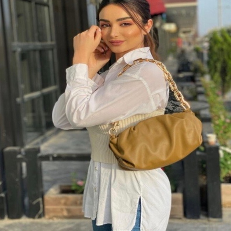 هيفاء حسوني في لوك شبابي في القميص الأبيض