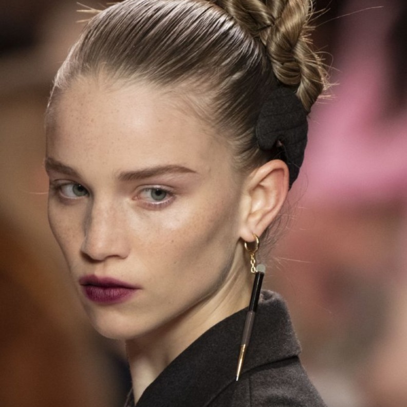 طرق لعمل تسريحات شعر الكعكة الهندسية من دار Fendi