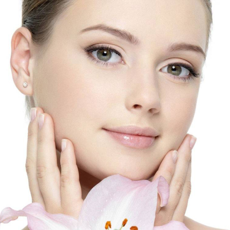 استخدمي ماسك الدقيق وزيت الزيتون لإزالة الشوائب